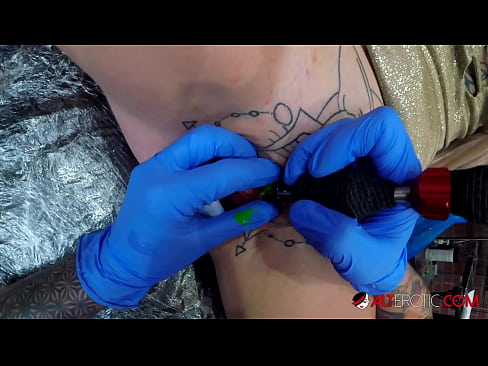 ❤️ La bomba Sully Savage, molt tatuada, es va tatuar al clítoris ☑ Porno anal al ca.hentaizm.ru ❌️